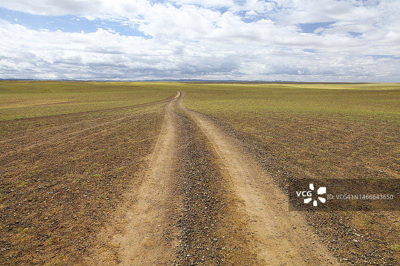 戈壁沙漠的土路图片素材