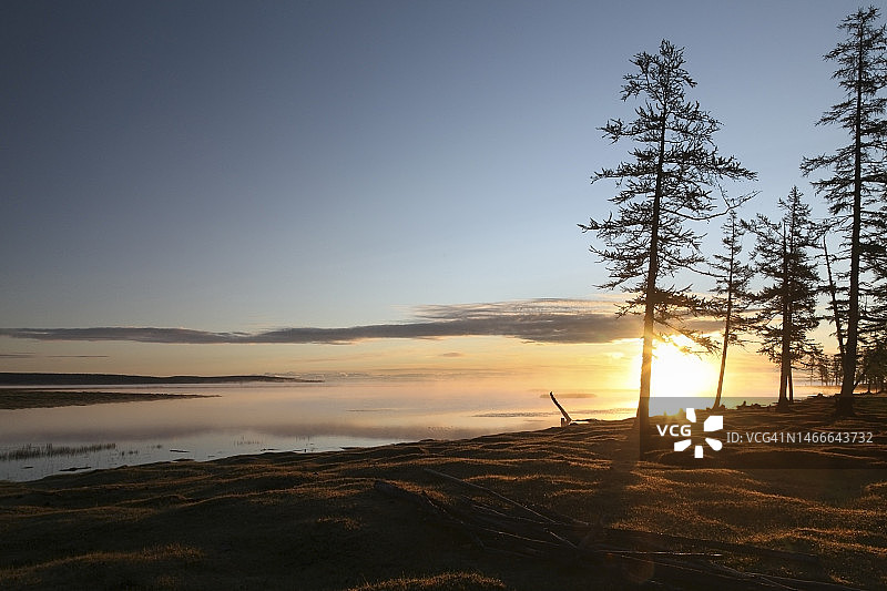 森林环绕的库苏古尔湖景色图片素材