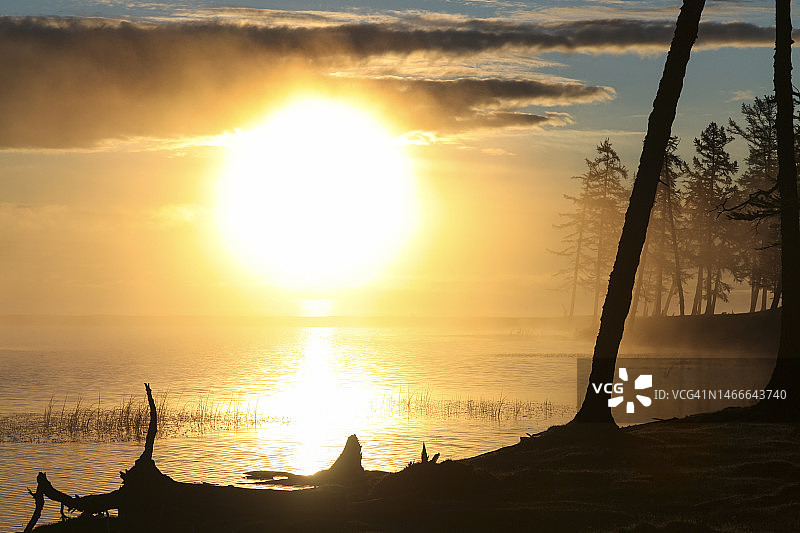 森林环绕的库苏古尔湖景色图片素材