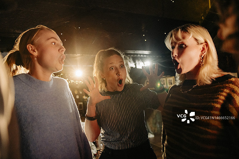 女演员在灯光舞台剧院表演前排练面部表情图片素材