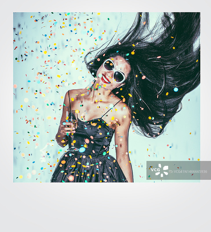 快乐的聚会女孩拿着香槟酒杯图片素材
