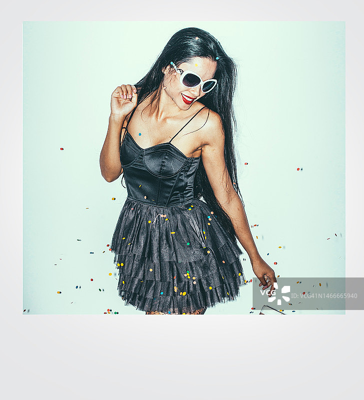 年轻女人在聚会活动中玩耍图片素材