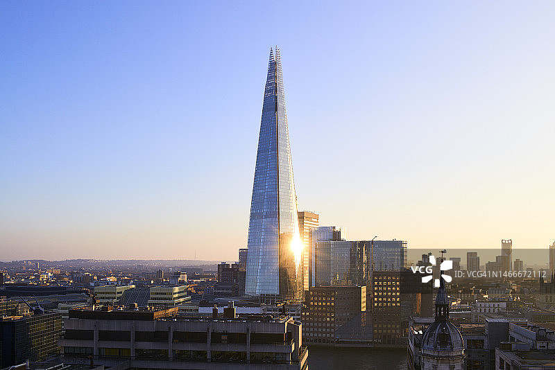 伦敦城市天际线和碎片大厦日落鸟瞰图图片素材