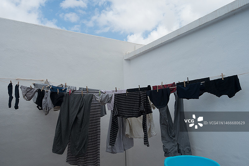 西班牙兰萨罗特岛布兰卡海滩的晾衣绳和衣物图片素材