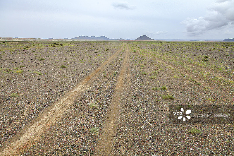 戈壁沙漠的土路图片素材