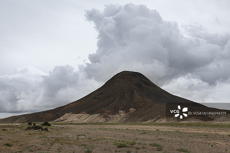 戈壁沙漠中的山丘图片素材