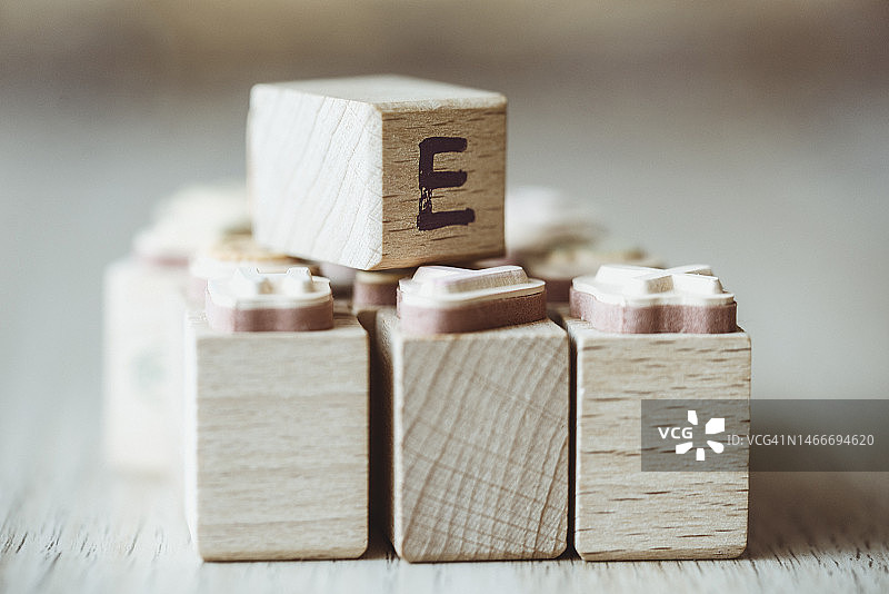 带有大写字母的木制印章堆栈特写图片素材