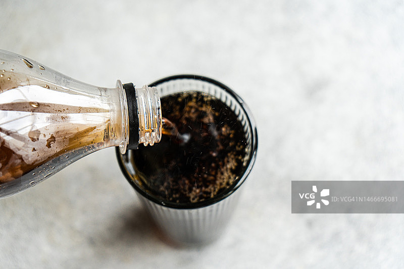 可乐倒入玻璃杯中的俯视图图片素材