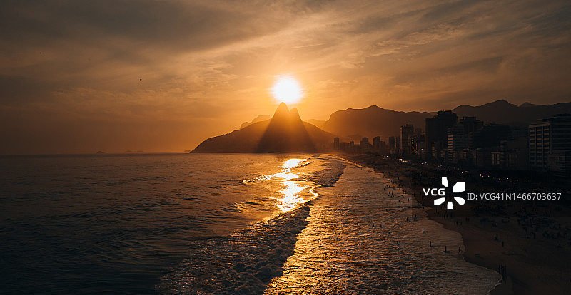 巴西里约热内卢伊帕内玛的日落美景图片素材