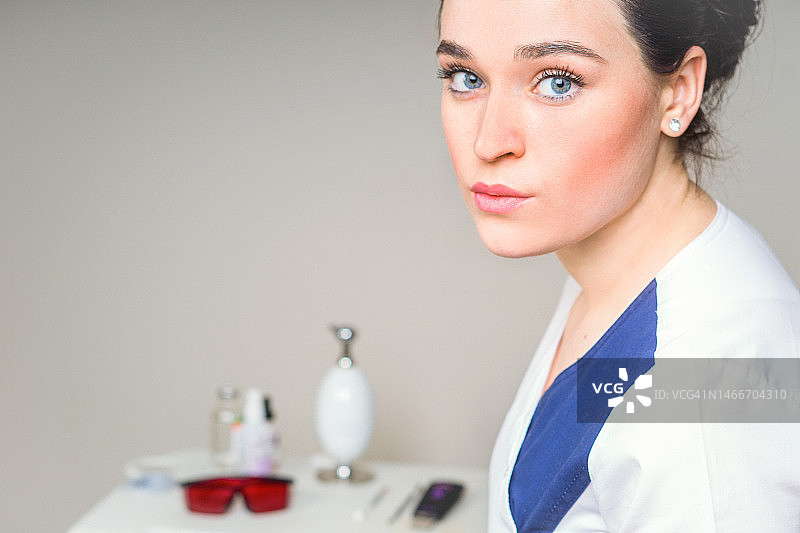 在医疗诊所办公室里的年轻医生图片素材