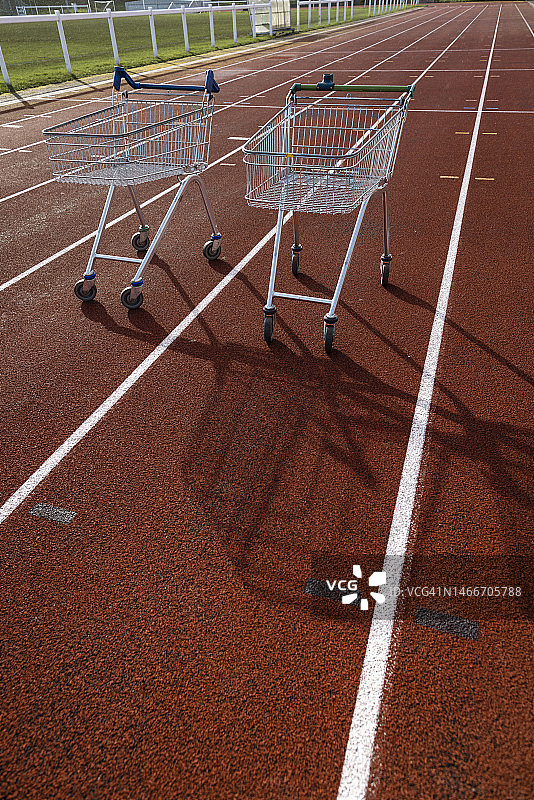 跑道上的购物手推车图片素材