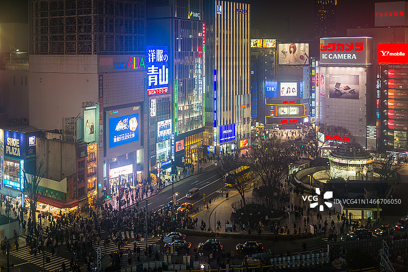 东京夜景：涩谷十字路口和拥挤的街道图片素材