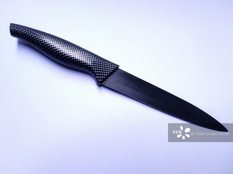 白色背景上孤立的黑色钢刀图片素材