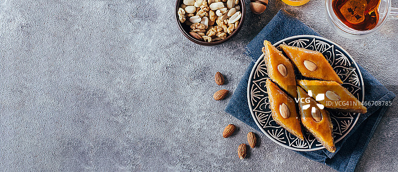 斋月甜点：坚果蜂蜜阿拉伯传统甜点与茶图片素材