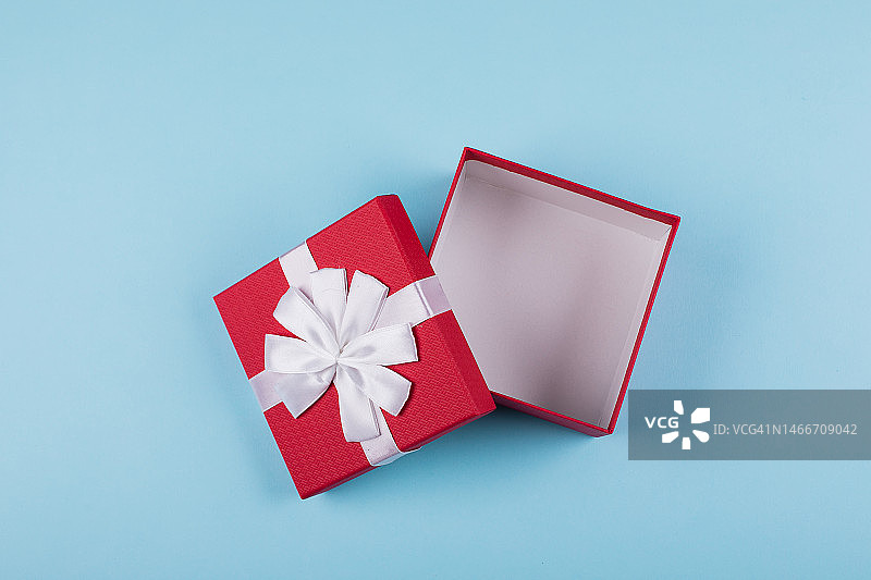 蓝色背景上打开的红色礼品盒图片素材