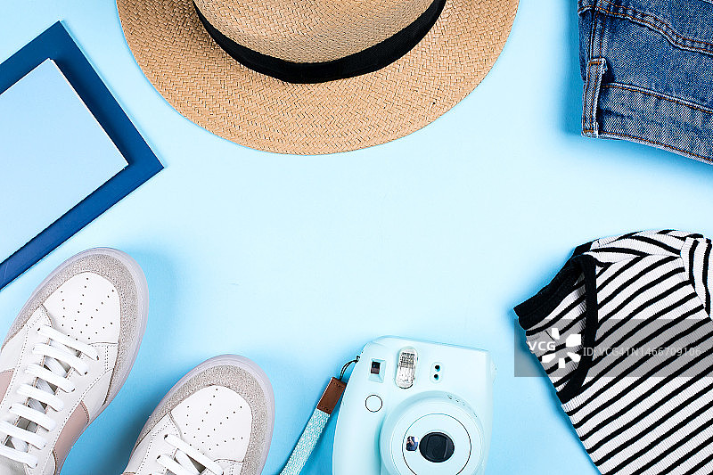 哈萨克斯坦蓝色牛仔短裤等物品平铺图片素材