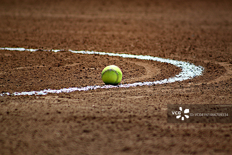 棒球在印尼的练习赛中落在边线外图片素材