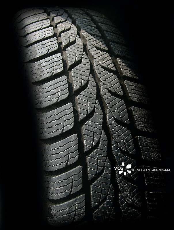 黑色背景下的轮胎特写图片素材