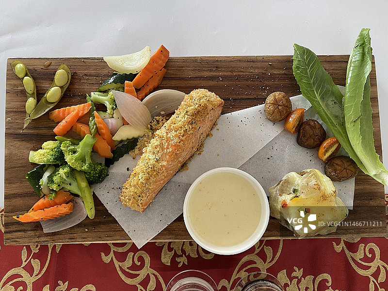 俯视拍摄的餐桌上的食物，印度尼西亚帕格丹安图片素材