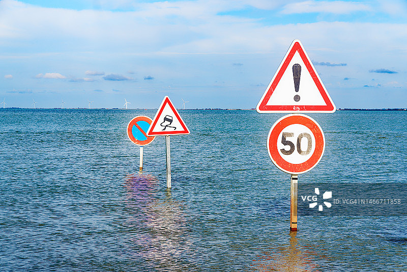 法国海边警告标志特写图片素材