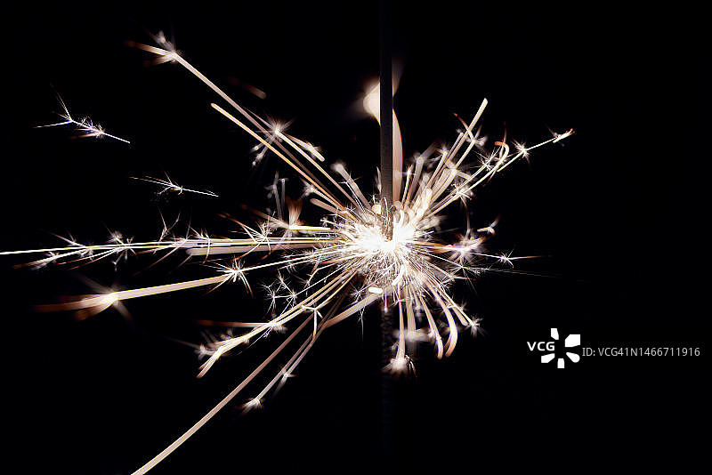 特写：黑色背景下的烟花棒，捷克共和国图片素材