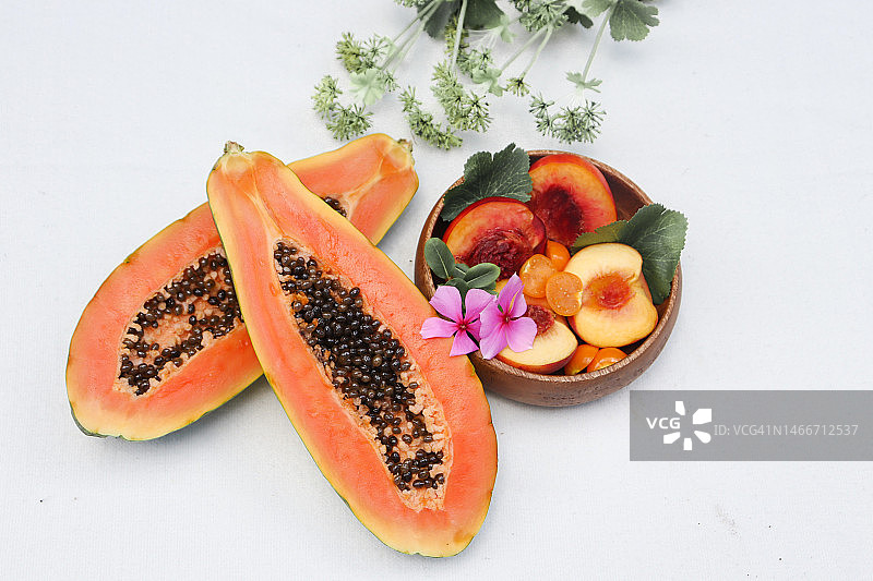 特写一半的木瓜在白色背景，印度尼西亚图片素材