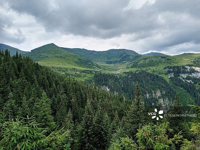 天空映衬下的风景图片素材