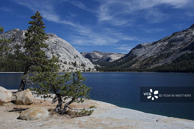 优胜美地国家公园湖光山色风光（加利福尼亚州，美国）图片素材