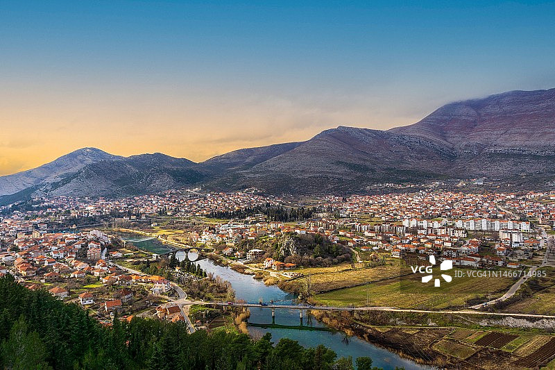 波斯尼亚和黑塞哥维那特雷比涅城镇和山脉航拍景观图片素材