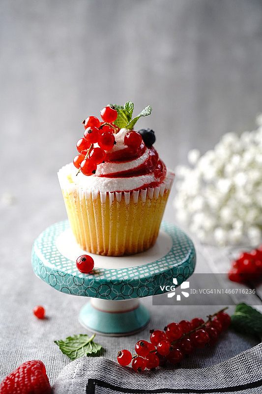 美国宾夕法尼亚州西切斯特纸杯蛋糕架上的浆果纸杯蛋糕特写图片素材