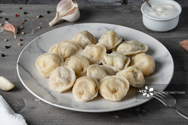 俄式传统饺子：木桌上的肉馅饺子图片素材