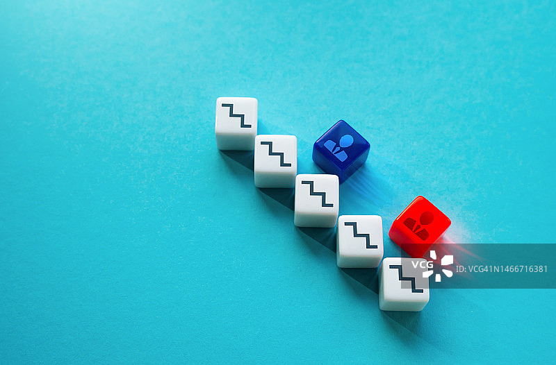 两个男人爬上去看谁先到顶，乌克兰图片素材