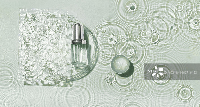 化妆品水疗医学护肤，培养皿中的玻璃精华瓶图片素材