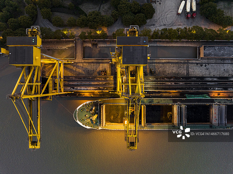 煤炭装载码头停泊的工业船航拍图片素材