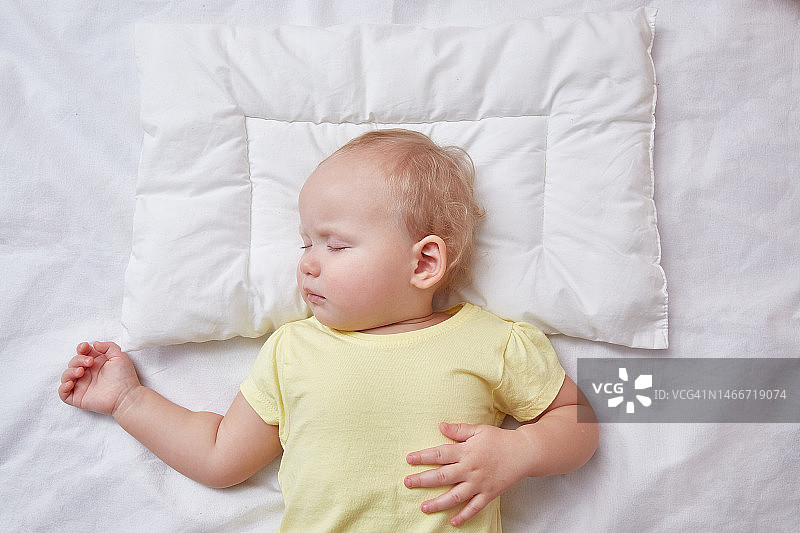 宝宝在白色枕头上睡觉（俄罗斯，俯视）图片素材