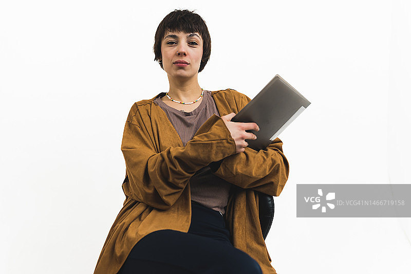 自信职场女性手持文件图片素材