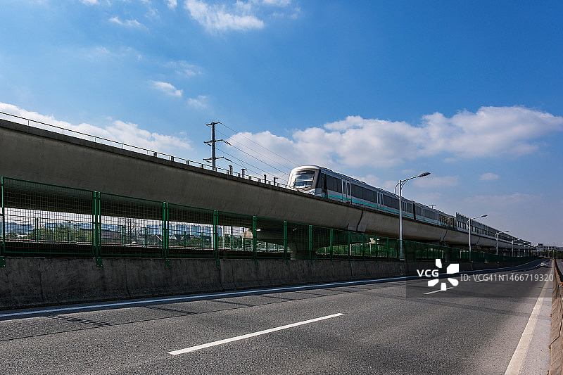 城市道路与轻轨交通图片素材