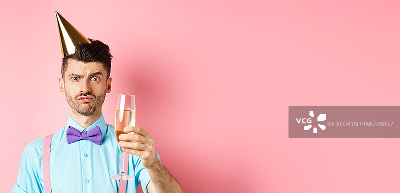 节日和庆祝概念：戴派对帽的烦恼年轻人图片素材