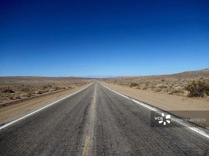 美国加利福尼亚州特罗纳尖峰的蓝天下的乡村空旷道路图片素材