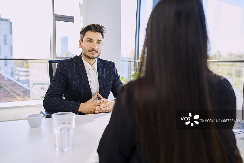 招聘人员在办公室面试候选人图片素材