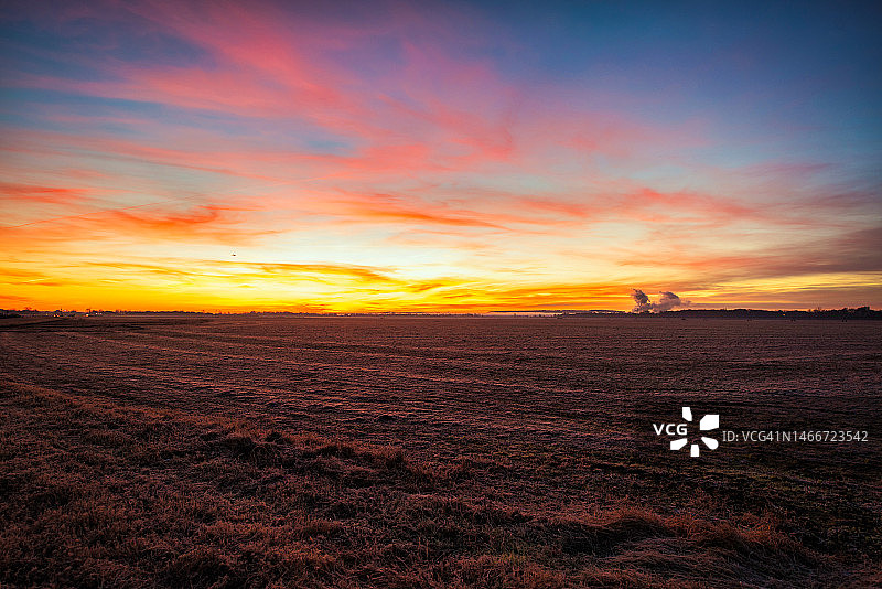 美国阿肯色州日落时分的田野风光图片素材
