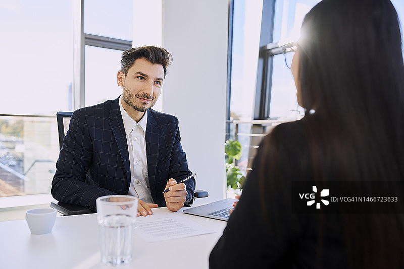 招聘人员在办公室面试时与候选人交谈图片素材