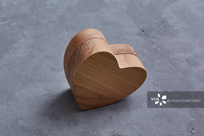 混凝土背景上的木制爱心，带有复制空间，爱与情人节的象征，俄罗斯图片素材