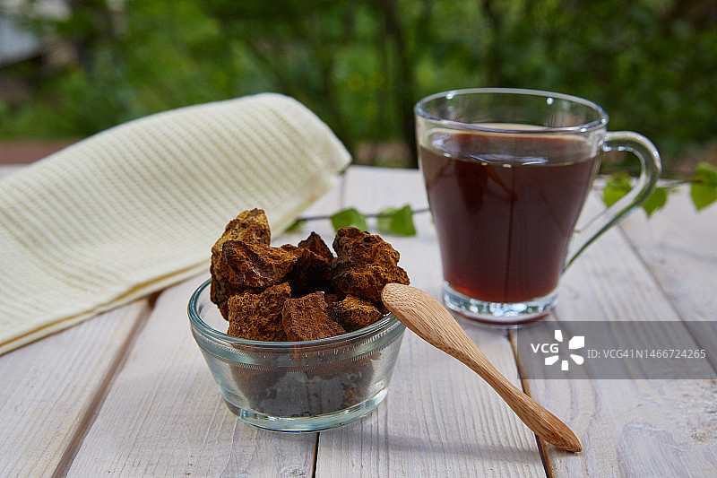 俄罗斯干燥白桦茸与白桦茸茶图片素材