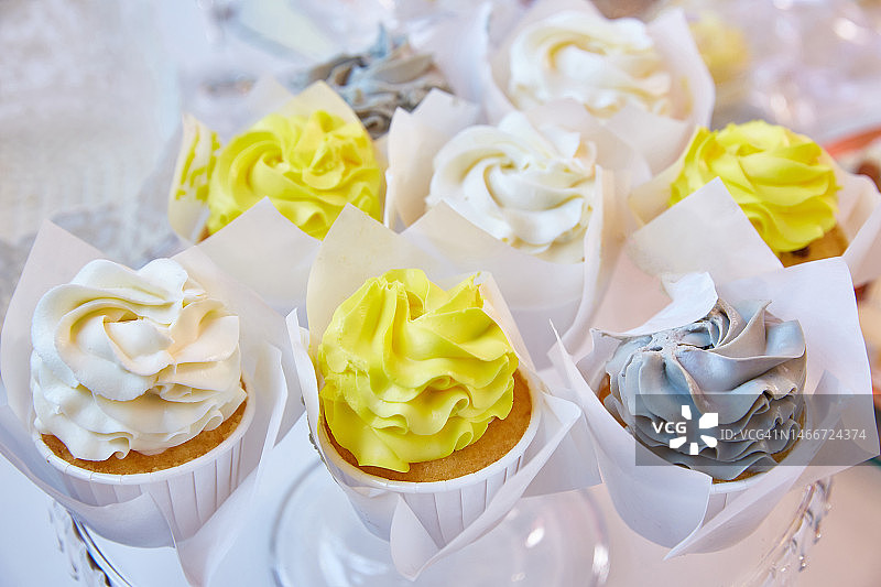 白色桌子上的美味彩色纸杯蛋糕，俄罗斯图片素材