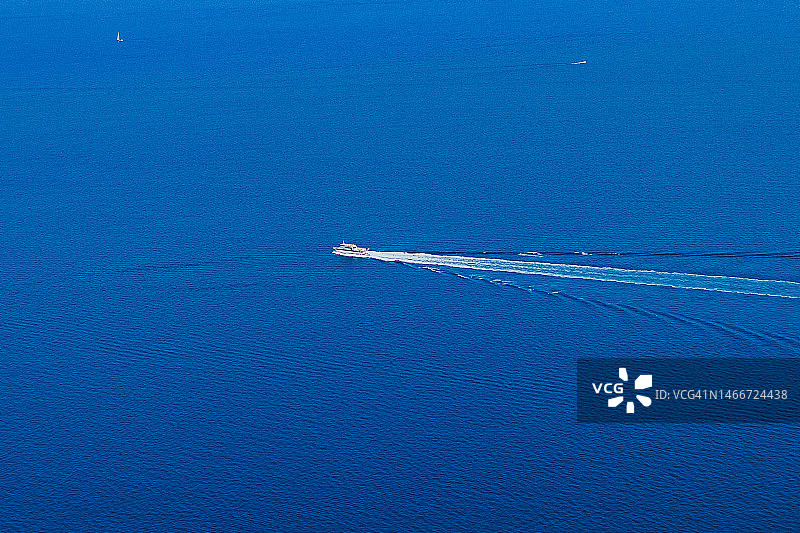 意大利萨莱诺拉韦洛海面上航行的帆船高角度景观图片素材