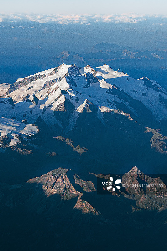 法国莱德萨尔卑斯雪山航拍景观图片素材