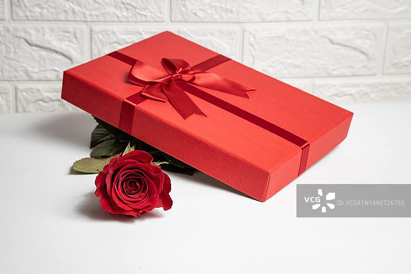 红色玫瑰与礼品盒特写，印度尼西亚图片素材