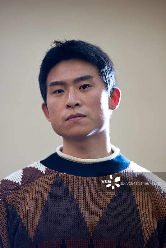 直视镜头的年轻人图片素材