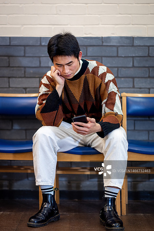 失望地看着手机图片素材